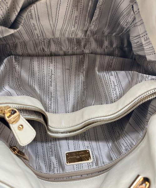 Salvatore Ferragamo（サルヴァトーレ フェラガモ）Salvatore Ferragamo (サルヴァトーレ フェラガモ) チェーントートバッグ/ガンチーニ アイボリーの古着・服飾アイテム