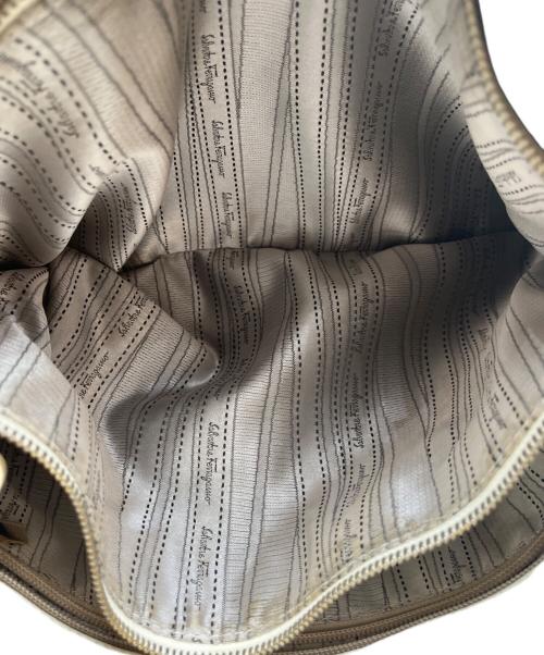 Salvatore Ferragamo（サルヴァトーレ フェラガモ）Salvatore Ferragamo (サルヴァトーレ フェラガモ) チェーントートバッグ/ガンチーニ アイボリーの古着・服飾アイテム