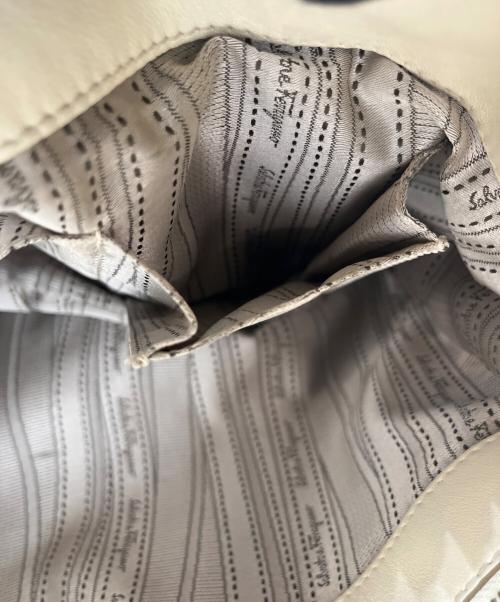 Salvatore Ferragamo（サルヴァトーレ フェラガモ）Salvatore Ferragamo (サルヴァトーレ フェラガモ) チェーントートバッグ/ガンチーニ アイボリーの古着・服飾アイテム