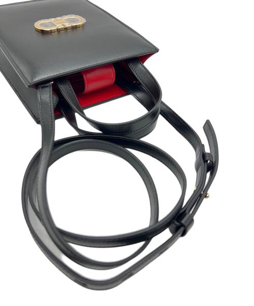 Salvatore Ferragamo（サルヴァトーレ フェラガモ）Salvatore Ferragamo (サルヴァトーレ フェラガモ) 2WAYショルダーバッグ/G.FLAT NS ブラック×レッドの古着・服飾アイテム