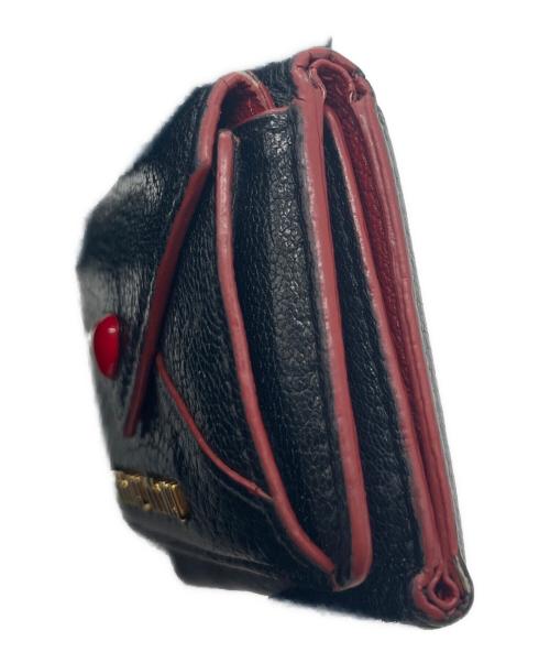 MIU MIU（ミュウミュウ）MIU MIU (ミュウミュウ) コンパクトウォレット レッド×ブラックの古着・服飾アイテム