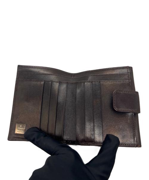 FENDI（フェンディ）FENDI (フェンディ) 2つ折り財布/ズッカ ブラウンの古着・服飾アイテム