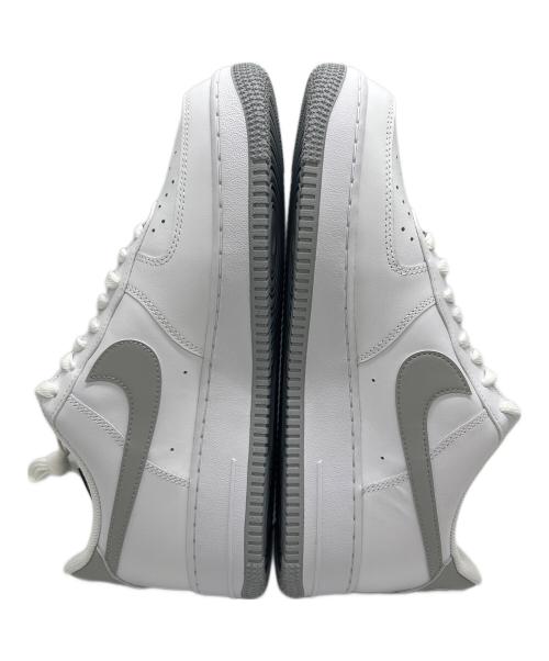 NIKE（ナイキ）NIKE (ナイキ) NIKE AIR FORCE 1 '07 WHITE/LT SMOKE GREY-WHITE ホワイト×グレー サイズ:28 未使用品の古着・服飾アイテム