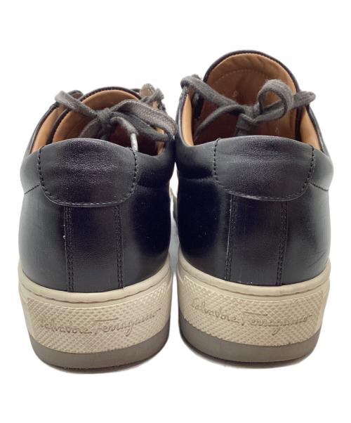 Salvatore Ferragamo（サルヴァトーレ フェラガモ）Salvatore Ferragamo (サルヴァトーレ フェラガモ) ローカットスニーカー ホワイト×ブラック サイズ:5 1/2の古着・服飾アイテム