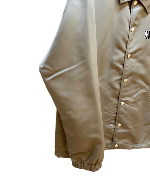 maison kitsune（メゾンキツネ）maison kitsune (メゾンキツネ) NBA (エヌビーエー) コーチジャケット ベージュ サイズ:Lの古着・服飾アイテム