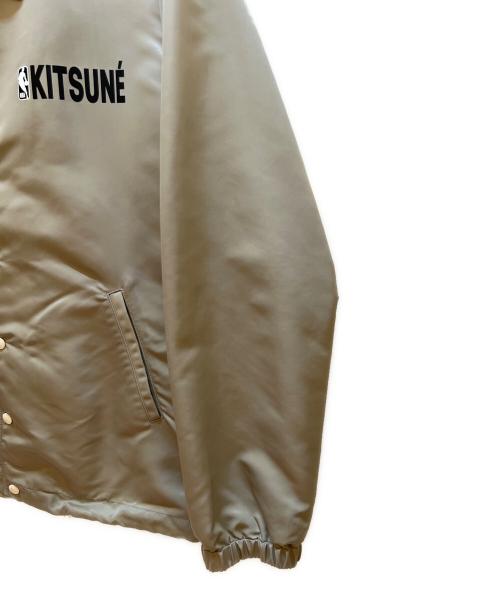 maison kitsune（メゾンキツネ）maison kitsune (メゾンキツネ) NBA (エヌビーエー) コーチジャケット ベージュ サイズ:Lの古着・服飾アイテム