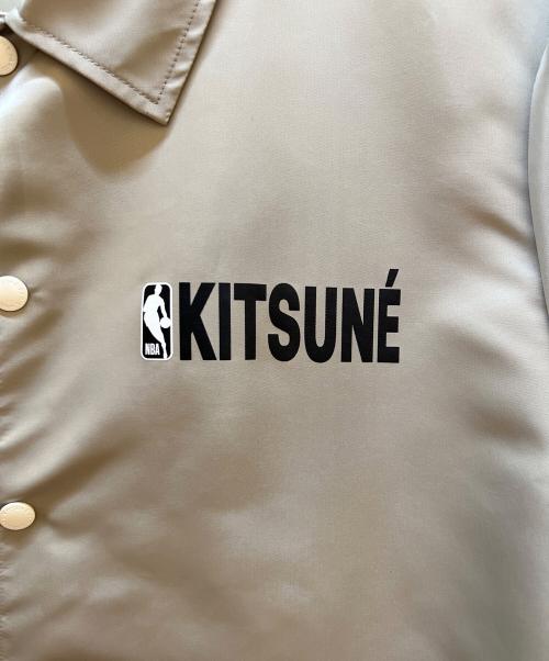 maison kitsune（メゾンキツネ）maison kitsune (メゾンキツネ) NBA (エヌビーエー) コーチジャケット ベージュ サイズ:Lの古着・服飾アイテム