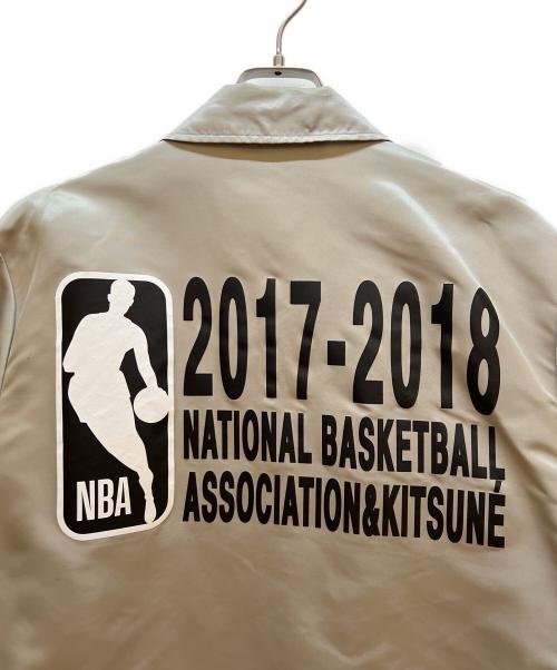 maison kitsune（メゾンキツネ）maison kitsune (メゾンキツネ) NBA (エヌビーエー) コーチジャケット ベージュ サイズ:Lの古着・服飾アイテム