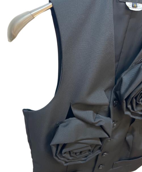 COMME des GARCONS（コムデギャルソン）COMME des GARCONS (コムデギャルソン) ドッキングフラワーベスト ブラック サイズ:Ｓの古着・服飾アイテム