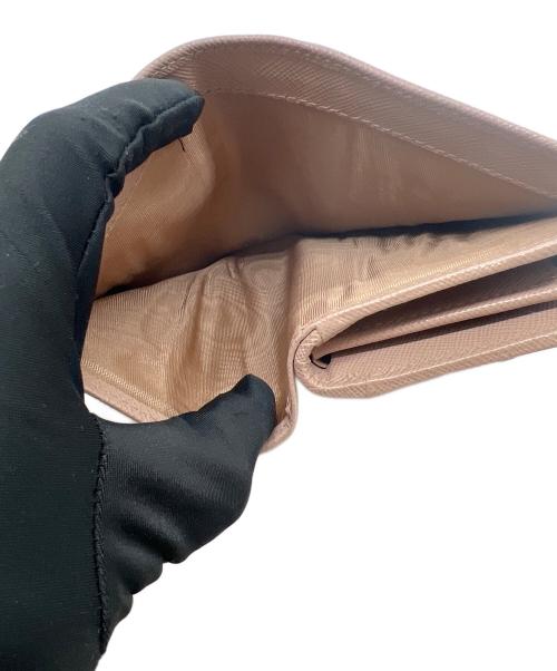 PRADA（プラダ）PRADA (プラダ) 2つ折り財布 ベージュの古着・服飾アイテム