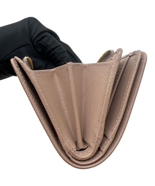 PRADA（プラダ）PRADA (プラダ) 2つ折り財布 ベージュの古着・服飾アイテム