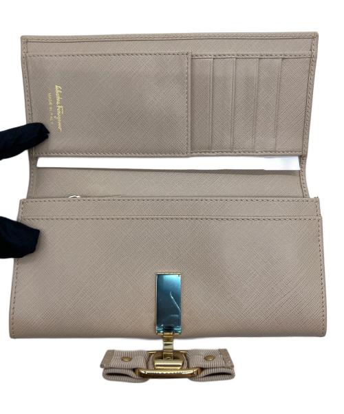 Salvatore Ferragamo（サルヴァトーレ フェラガモ）Salvatore Ferragamo (サルヴァトーレ フェラガモ) 長財布 ベージュ 未使用品の古着・服飾アイテム