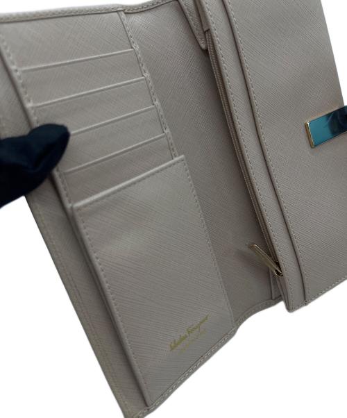 Salvatore Ferragamo（サルヴァトーレ フェラガモ）Salvatore Ferragamo (サルヴァトーレ フェラガモ) 長財布 ベージュ 未使用品の古着・服飾アイテム