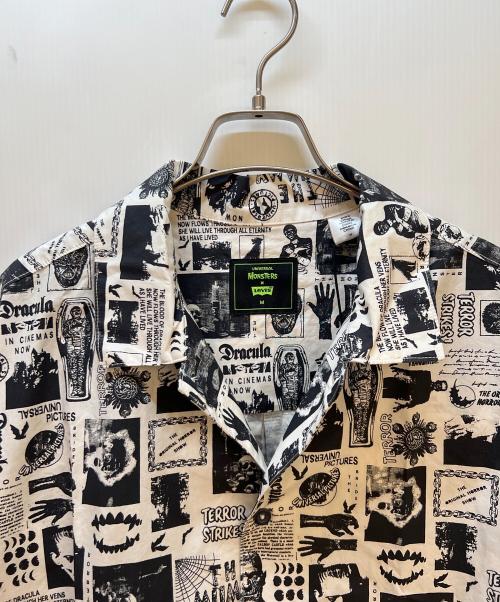 LEVI'S（リーバイス）LEVI'S (リーバイス) UNIVERSAL MONSTER 半袖シャツ ホワイト×ブラック サイズ:M 未使用品の古着・服飾アイテム