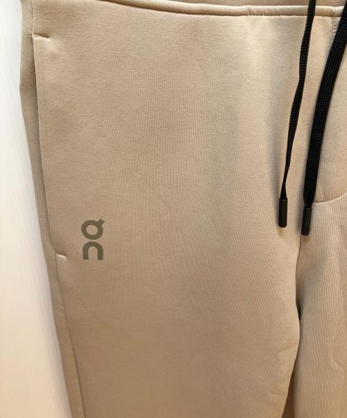 on（オン）on (オン) Focus Tech Sweatpants ベージュ サイズ:S 未使用品の古着・服飾アイテム