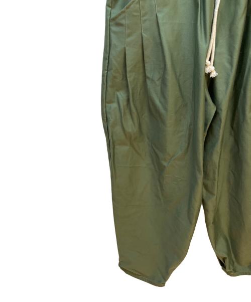 WANTHEM（ワンセム）WANTHEM (ワンセム) LOOSE SHIFT PLEATED PANT グリーン サイズ:SIZE 2の古着・服飾アイテム