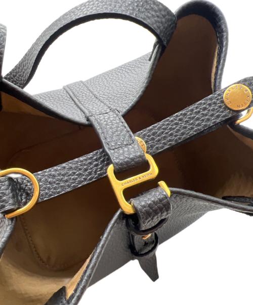 CHARLES & KEITH（チャールズアンドキース）CHARLES & KEITH (チャールズアンドキース) Beryl ベリル リサイクルレザーバケツバッグ ブラックの古着・服飾アイテム