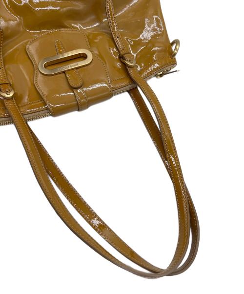 JIMMY CHOO（ジミーチュウ）JIMMY CHOO (ジミーチュウ) パテントレザーハンドバッグ ブラウンの古着・服飾アイテム