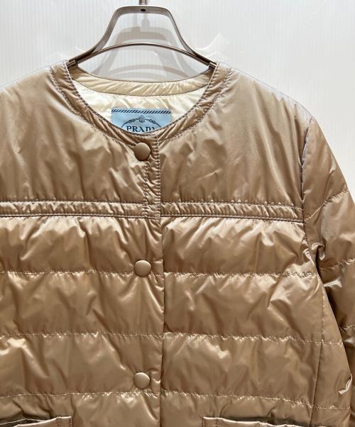 PRADA（プラダ）PRADA (プラダ) ノーカラーダウンジャケット ベージュ サイズ:44の古着・服飾アイテム