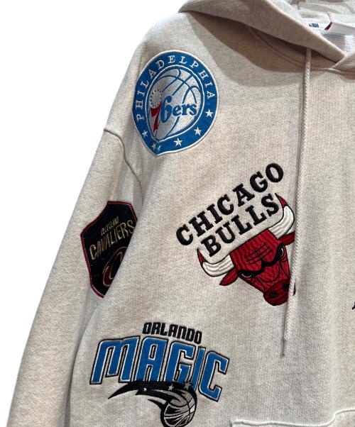NBA（エヌビーエー）NBA (エヌビーエー) FREAK'S STORE (フリークスストア) パーカー アイボリー サイズ:Lの古着・服飾アイテム