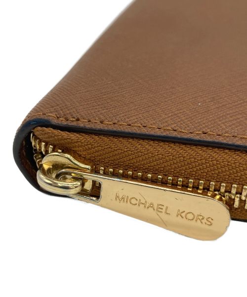 MICHAEL KORS（マイケル・コース）MICHAEL KORS (マイケルコース) MICHAEL KORS ラウンドファスナー財布 ブラウンの古着・服飾アイテム