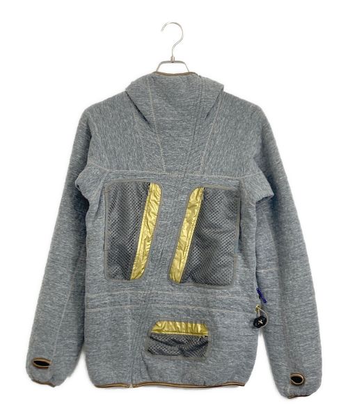 is-ness（イズネス）is-ness (イズネス) is-ness(イズネス) プルオーバーパーカー グレー×ゴールド サイズ:38の古着・服飾アイテム