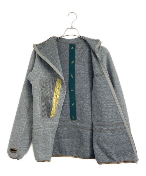 is-ness（イズネス）is-ness (イズネス) is-ness(イズネス) プルオーバーパーカー グレー×ゴールド サイズ:38の古着・服飾アイテム