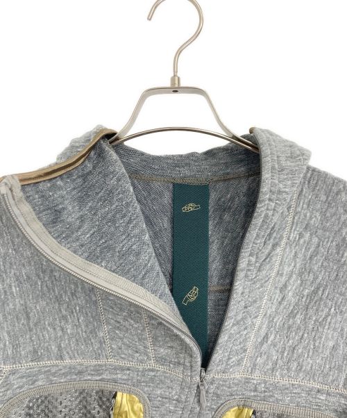 is-ness（イズネス）is-ness (イズネス) is-ness(イズネス) プルオーバーパーカー グレー×ゴールド サイズ:38の古着・服飾アイテム
