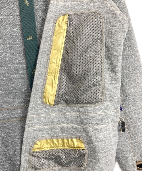 is-ness（イズネス）is-ness (イズネス) is-ness(イズネス) プルオーバーパーカー グレー×ゴールド サイズ:38の古着・服飾アイテム