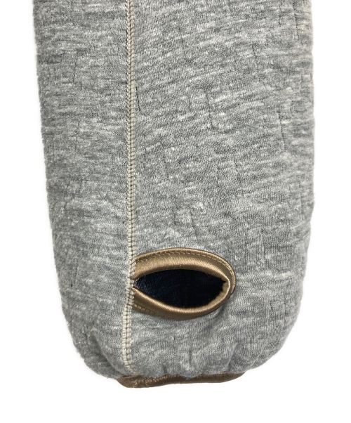 is-ness（イズネス）is-ness (イズネス) is-ness(イズネス) プルオーバーパーカー グレー×ゴールド サイズ:38の古着・服飾アイテム