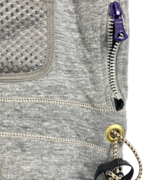 is-ness（イズネス）is-ness (イズネス) is-ness(イズネス) プルオーバーパーカー グレー×ゴールド サイズ:38の古着・服飾アイテム