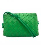 BOTTEGA VENETAボッテガベネタ）の古着「ミニ ループ カメラバッグ」｜グリーン