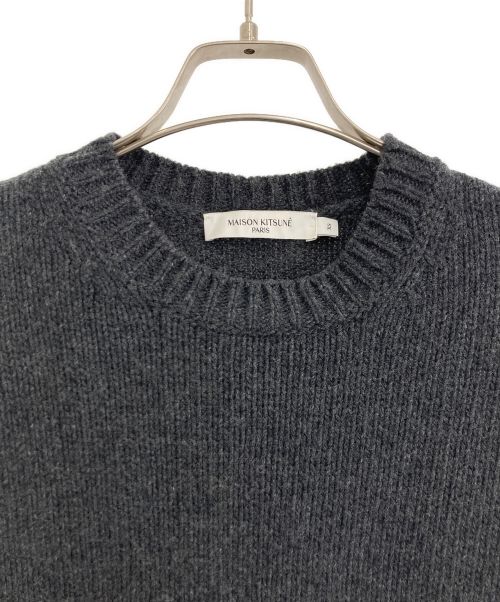 maison kitsune（メゾンキツネ）maison kitsune (メゾンキツネ) MAISON KITSUNE クルーネックニット グレー サイズ:XSの古着・服飾アイテム