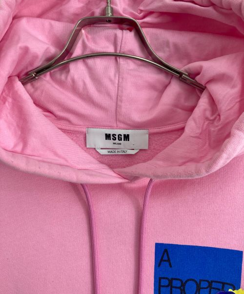 MSGM（エムエスジーエム）MSGM (エムエスジーエム) Posters (-) Alessandro Calabreseアートプリント スウェットパーカー ピンク サイズ:Sの古着・服飾アイテム