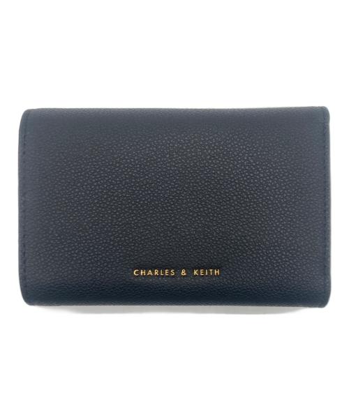 CHARLES & KEITH（チャールズアンドキース）CHARLES & KEITH (チャールズアンドキース) Huxley ハクスリー メタリック アクセント フロントフラップ ウォレット  ブラックの古着・服飾アイテム