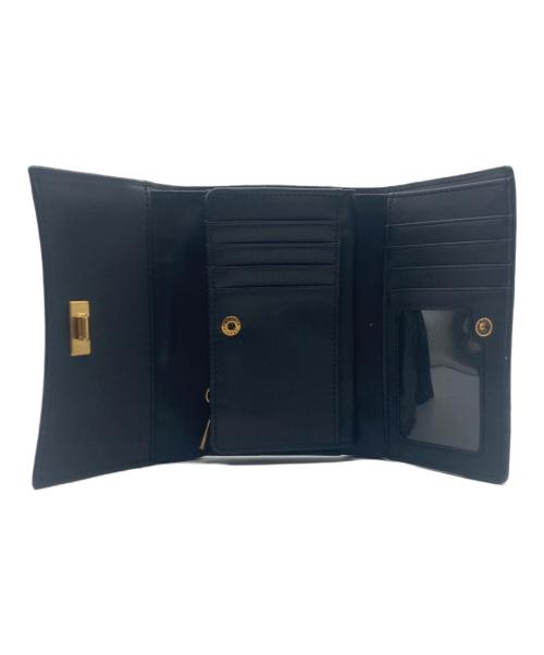 CHARLES & KEITH（チャールズアンドキース）CHARLES & KEITH (チャールズアンドキース) Huxley ハクスリー メタリック アクセント フロントフラップ ウォレット  ブラックの古着・服飾アイテム