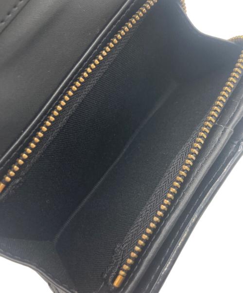 CHARLES & KEITH（チャールズアンドキース）CHARLES & KEITH (チャールズアンドキース) Huxley ハクスリー メタリック アクセント フロントフラップ ウォレット  ブラックの古着・服飾アイテム