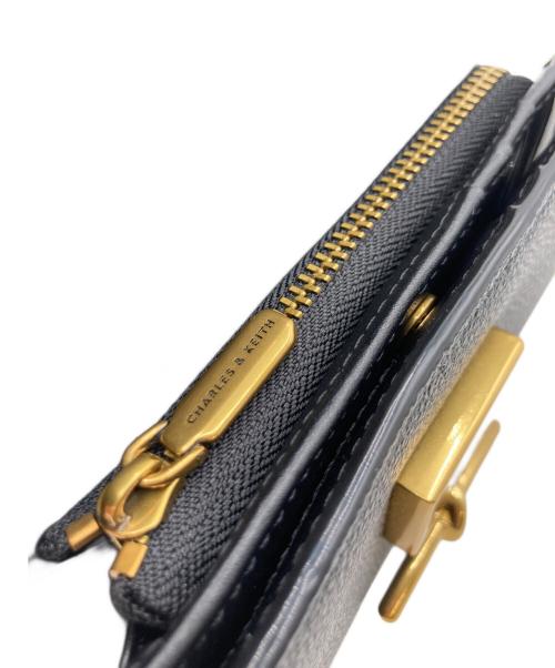 CHARLES & KEITH（チャールズアンドキース）CHARLES & KEITH (チャールズアンドキース) Huxley ハクスリー メタリック アクセント フロントフラップ ウォレット  ブラックの古着・服飾アイテム