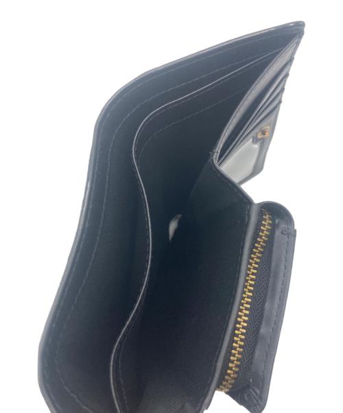 CHARLES & KEITH（チャールズアンドキース）CHARLES & KEITH (チャールズアンドキース) Huxley ハクスリー メタリック アクセント フロントフラップ ウォレット  ブラックの古着・服飾アイテム