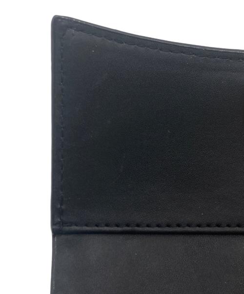 CHARLES & KEITH（チャールズアンドキース）CHARLES & KEITH (チャールズアンドキース) Huxley ハクスリー メタリック アクセント フロントフラップ ウォレット  ブラックの古着・服飾アイテム