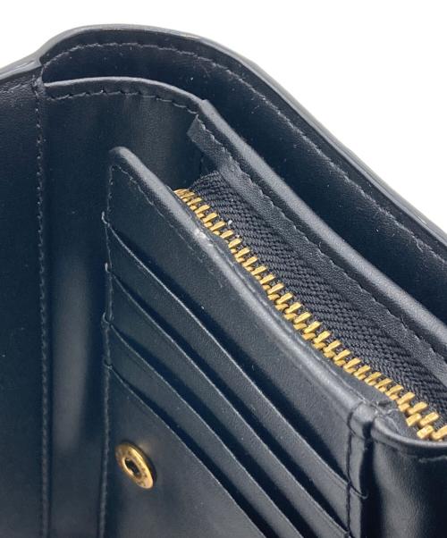 CHARLES & KEITH（チャールズアンドキース）CHARLES & KEITH (チャールズアンドキース) Huxley ハクスリー メタリック アクセント フロントフラップ ウォレット  ブラックの古着・服飾アイテム