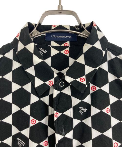 JohnUNDERCOVER（ジョンアンダーカバー）JohnUNDERCOVER (ジョンアンダーカバー) JohnUNDERCOVER 半袖シャツ ホワイト×ブラック サイズ:4の古着・服飾アイテム