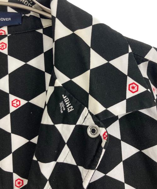 JohnUNDERCOVER（ジョンアンダーカバー）JohnUNDERCOVER (ジョンアンダーカバー) JohnUNDERCOVER 半袖シャツ ホワイト×ブラック サイズ:4の古着・服飾アイテム