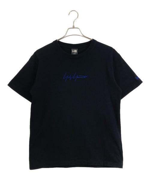 YOHJI YAMAMOTO（ヨウジヤマモト）YOHJI YAMAMOTO (ヨウジヤマモト) New Era (ニューエラ) YOHJI YAMAMOTO×NEW ERA 半袖カットソー ブラック×ブルー サイズ:LARGEの古着・服飾アイテム