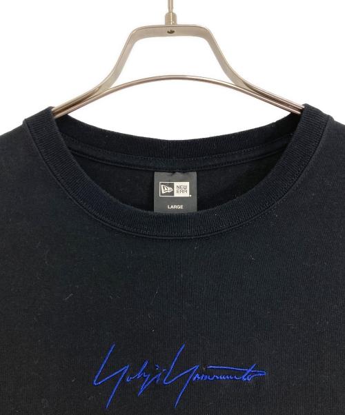 YOHJI YAMAMOTO（ヨウジヤマモト）YOHJI YAMAMOTO (ヨウジヤマモト) New Era (ニューエラ) YOHJI YAMAMOTO×NEW ERA 半袖カットソー ブラック×ブルー サイズ:LARGEの古着・服飾アイテム