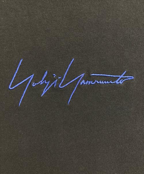 YOHJI YAMAMOTO（ヨウジヤマモト）YOHJI YAMAMOTO (ヨウジヤマモト) New Era (ニューエラ) YOHJI YAMAMOTO×NEW ERA 半袖カットソー ブラック×ブルー サイズ:LARGEの古着・服飾アイテム