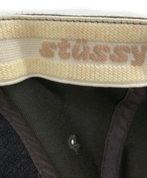 stussy（ステューシー）stussy (ステューシー) stussy(ステューシー) キャップ グレー×レッドの古着・服飾アイテム