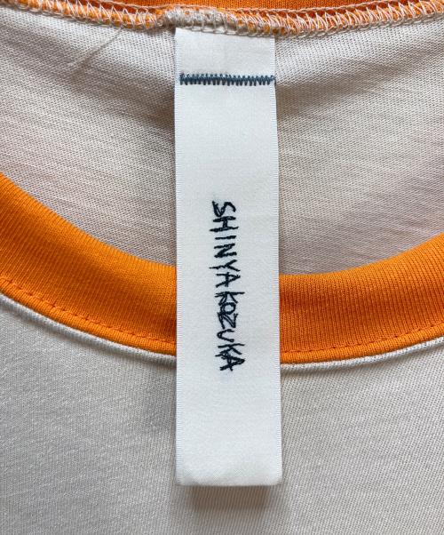 SHINYA KOZUKA（シンヤコズカ）SHINYA KOZUKA (シンヤコズカ) SHINYA KOZUKA（シンヤコズカ）プリントTシャツ アイボリー×オレンジ サイズ:Mの古着・服飾アイテム