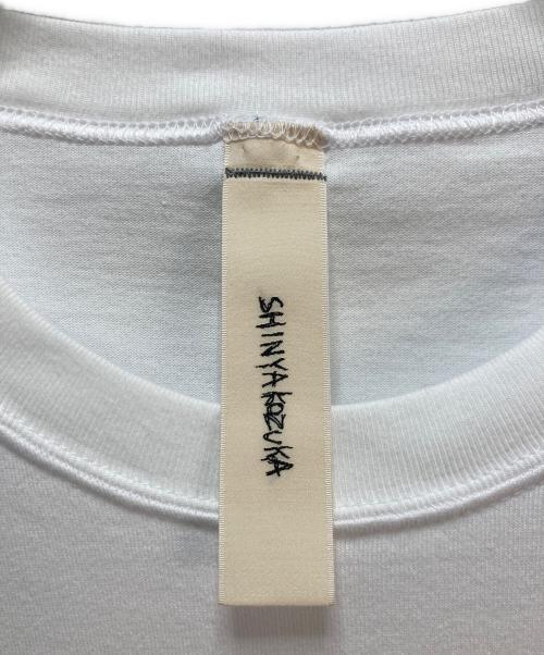 SHINYA KOZUKA（シンヤコズカ）SHINYA KOZUKA (シンヤコズカ) SHINYA KOZUKA（シンヤ コズカ）プリントTシャツ ホワイト×ブルー サイズ:Sの古着・服飾アイテム
