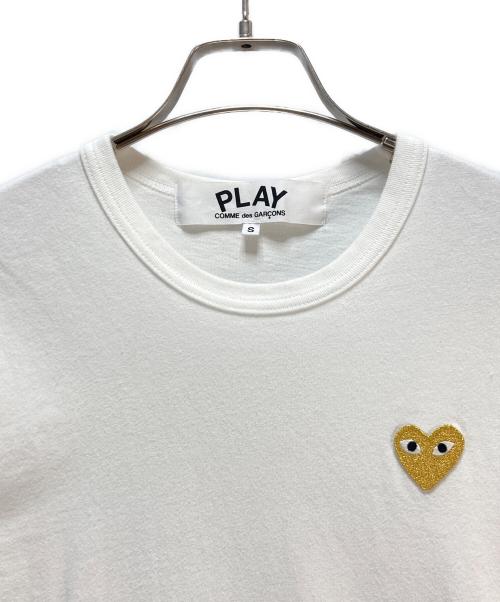 PLAY COMME des GARCONS（プレイコムデギャルソン）PLAY COMME des GARCONS (プレイコムデギャルソン) PLAY COMME des GARCONS Tシャツ ホワイト×ゴールド サイズ:Sの古着・服飾アイテム